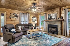 Smart TV, caminetto, videogiochi