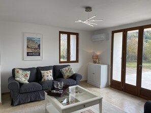 Smart TV, libros y estéreo