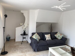 TV connectée, livres, chaîne hi-fi