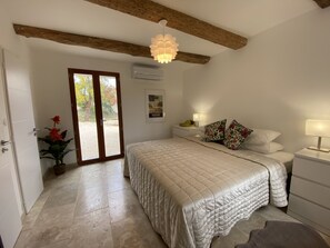 4 bedrooms, iron/ironing board, travel crib, free WiFi - Unique character property in stunning location (Quarante)