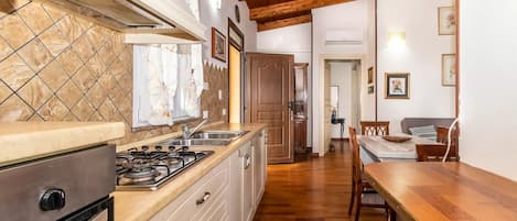 ثلاجة، فرن، موقد طهي مسطح، غسالة أطباق