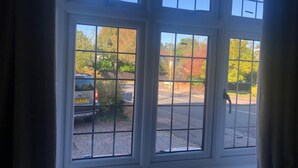 A room with a large window overlooking a street. - Lovely and Comfortable 1-bed Apartment in Bromley (Bromley)