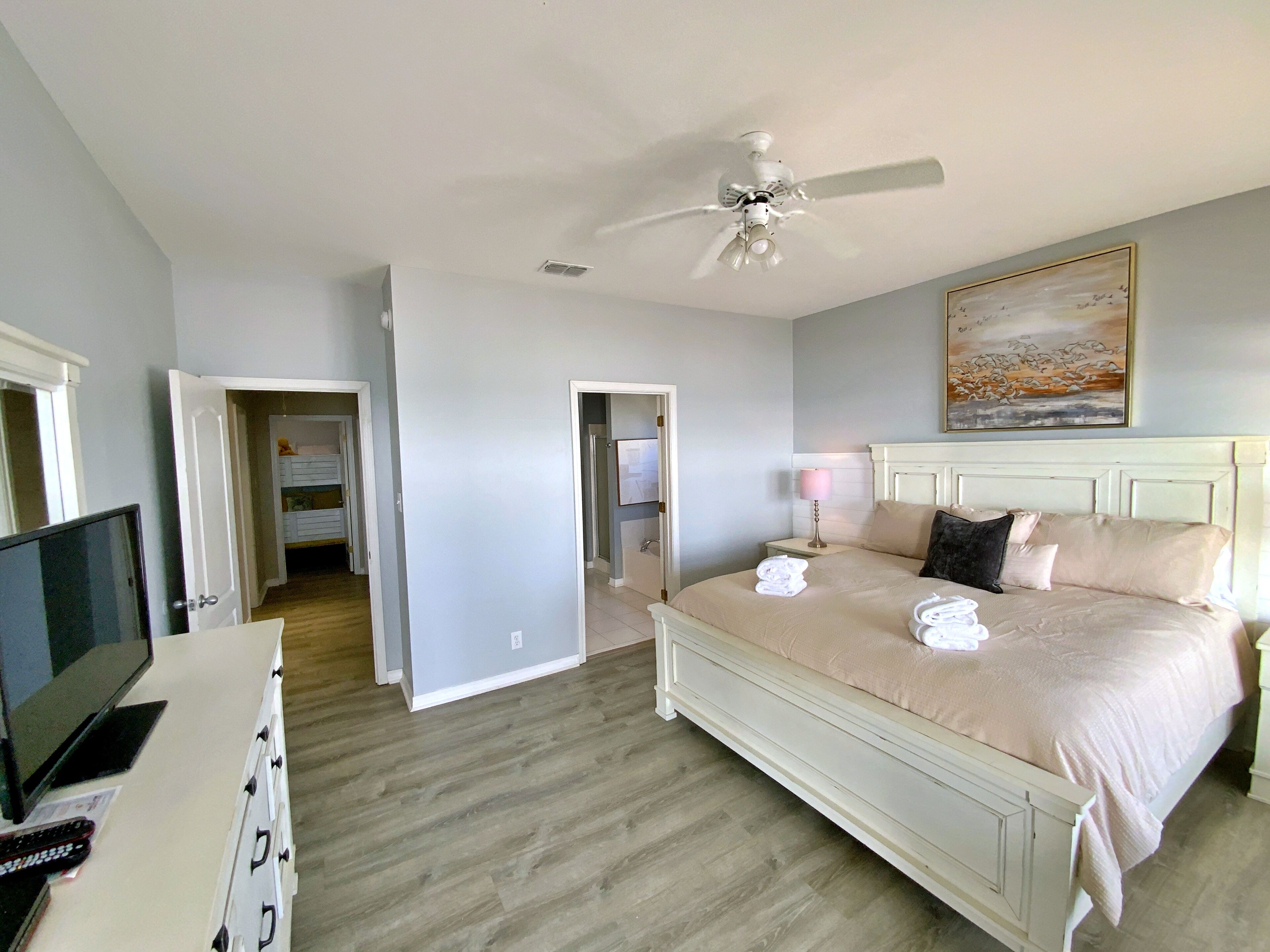 4 bedrooms, iron/ironing board, free WiFi, bed sheets