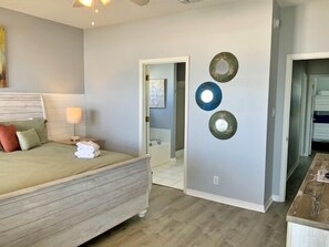 4 slaapkamers, een strijkplank/strijkijzer, gratis wifi, beddengoed