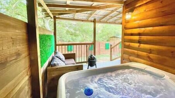 A wooden cabin with a hot tub and a covered porch. - NEWTinycabin/Hottub/Firepit/Yard/5minParkWay (Sevier County)