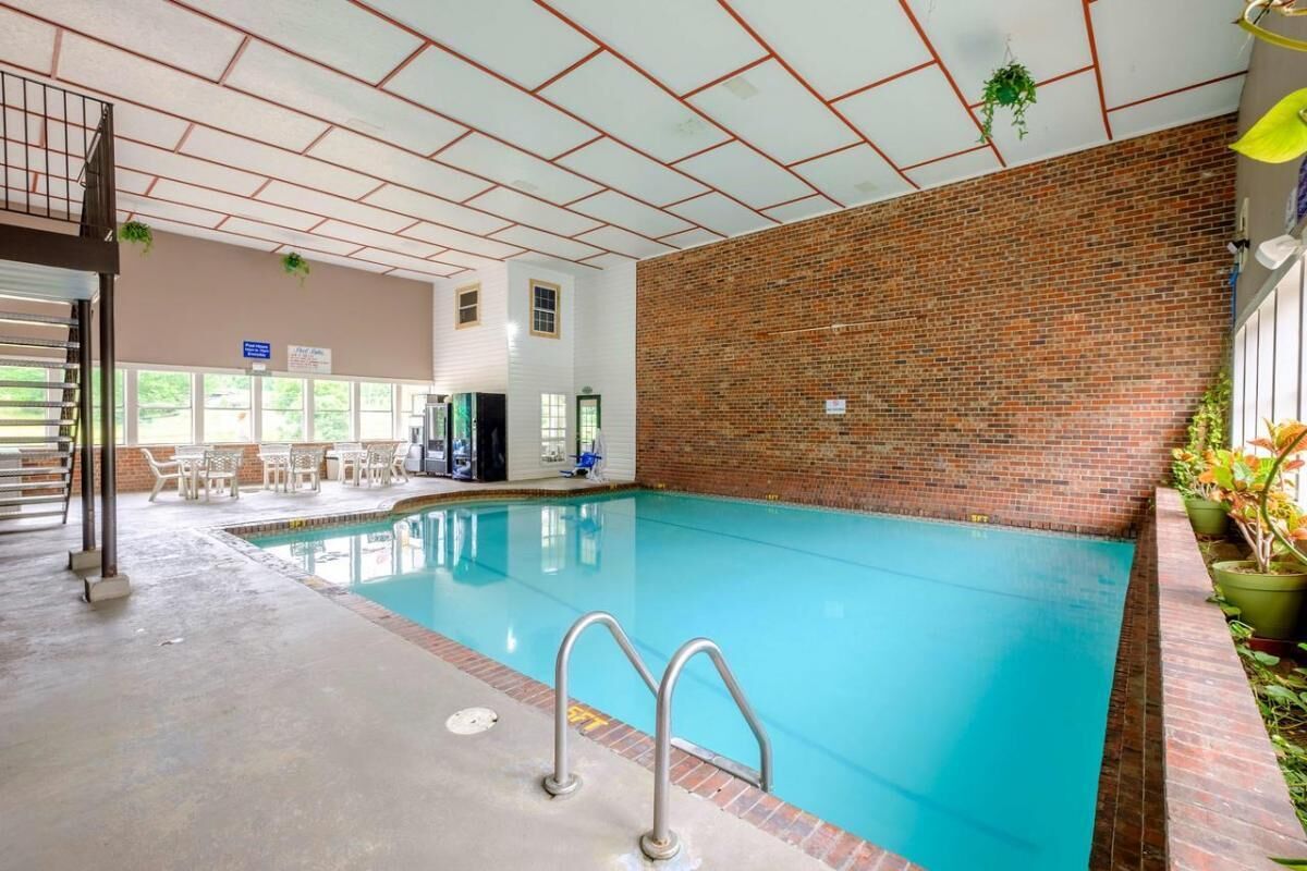 Dream Family Vacation! 2 Spacious Units, Pool, Near AT&T Field, Pets Allowed!