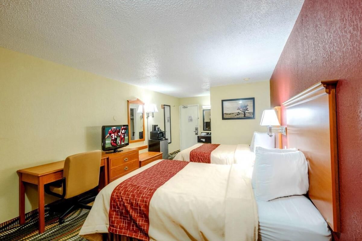 Just What You Were Looking For! 2 Great Units, Pool, Near Rock City Gardens!