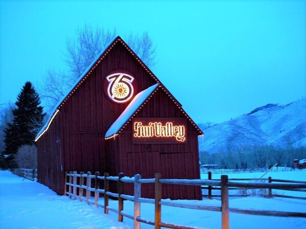 Exterior - Edelweiss Condo: Ski in/out at Warm Springs Base (Ketchum)