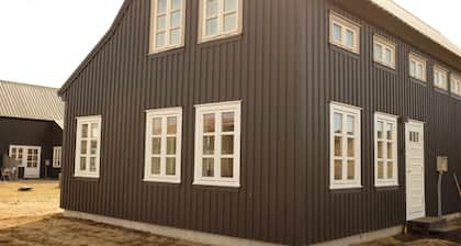 Glacier Front Row View- NEW Northern lights cottage.- NO 6.