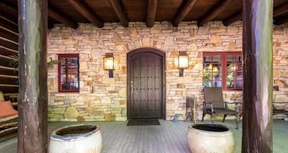 PRIVATE 10,000 SqFt lakefront log estate w. Pool - Golfers Retreat - Close to Big Cedar!