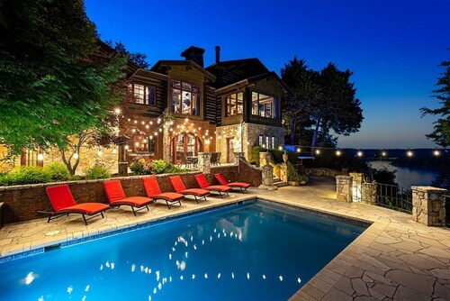 PRIVATE 10,000 SqFt lakefront log estate  w. Pool  - Golfers Retreat - Close to Big Cedar!