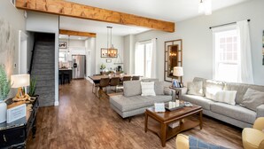 A spacious living room with a wooden ceiling, a dining area, and a kitchen. - The Rustic Rose - 4 Bedroom House w/ HOT TUB near Downtown (Walla Walla)