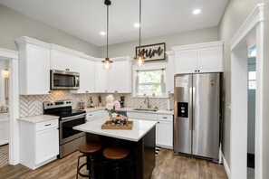 Køleskab, mikrobølgeovn, ovn, kogeplade