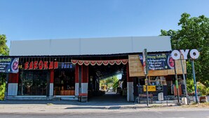 A storefront with a sign reading "Barokah Park" and another sign for "Varoeng Babokah". - OYO 90065 Homestay Barokah Park (Asembagus)