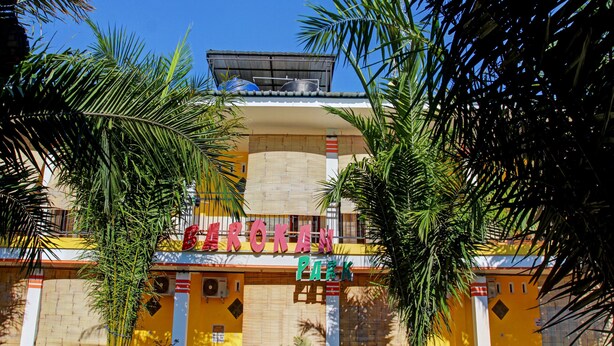 A building with a sign that reads "BIROKA MARK". - OYO 90065 Homestay Barokah Park (Asembagus)