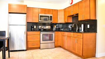 Coffee/tea maker, fridge, microwave, oven