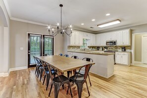 Fridge, microwave, oven, stovetop - *Sleeps 11* Spacious Suwanee house with home gym (Suwanee)