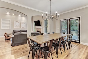 Dining - *Sleeps 11* Spacious Suwanee house with home gym (Suwanee)