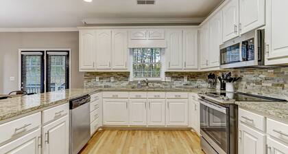 *Sleeps 11* Spacious Suwanee house with home gym