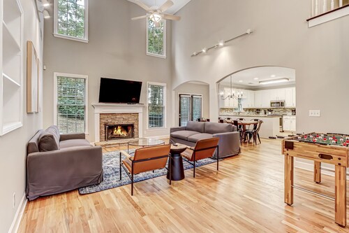 *Sleeps 11* Spacious Suwanee house with home gym