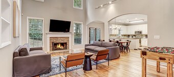 *Sleeps 11* Spacious Suwanee house with home gym