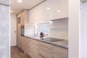 Frigorifero, microonde, forno, piano cottura