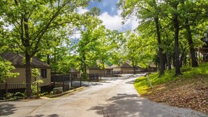 Una strada residenziale fiancheggiata da case, un vialetto lastricato e alberi.