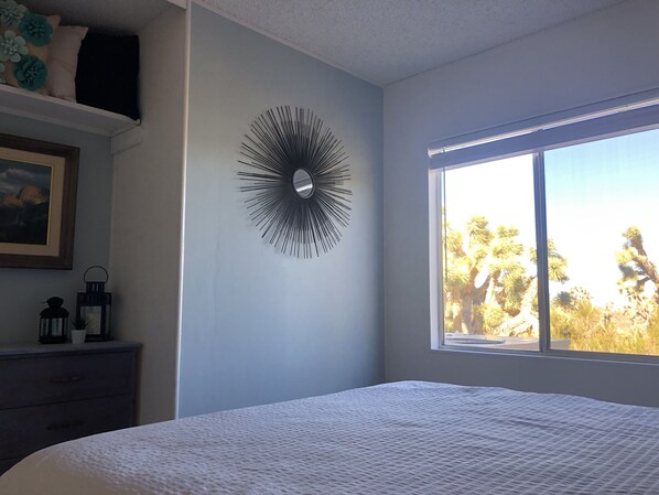 3 bedrooms, desk, bed sheets