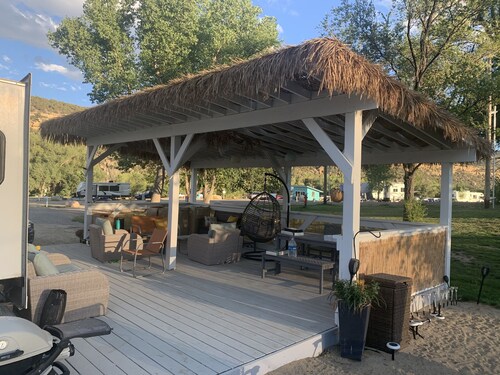 GLAMPING in Spacious 5th Wheel Lots of Space to Entertain or Relax