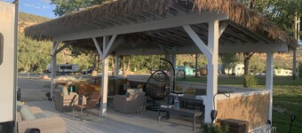 GLAMPING in Spacious 5th Wheel Lots of Space to Entertain or Relax