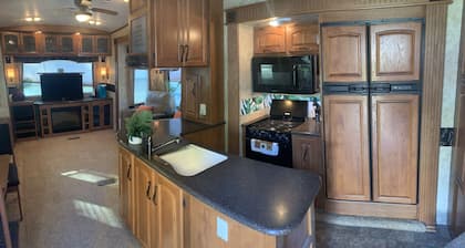 GLAMPING in Spacious 5th Wheel Lots of Space to Entertain or Relax