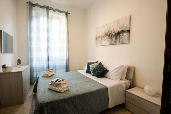 2 habitaciones, tabla de planchar con plancha y cuna de viaje 