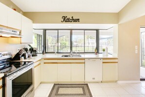 ثلاجة، ميكروويف، فرن، موقد طهي مسطح