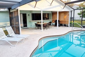Una piscina climatizada, tumbonas