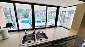 حمّام سباحة مُدفَّأ، مقاعد للتشمس