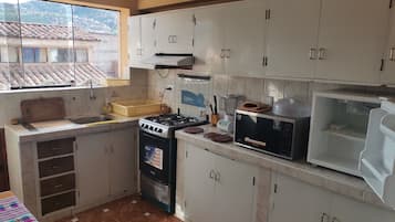 Frigorífico, microondas, horno y cafetera o tetera