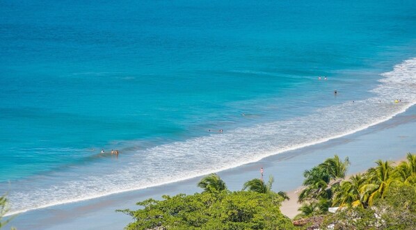 بالقرب من الشاطئ، كراسي للتشمس، مناشف للشاطئ