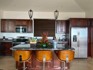 ثلاجة، ميكروويف، فرن، موقد طهي مسطح