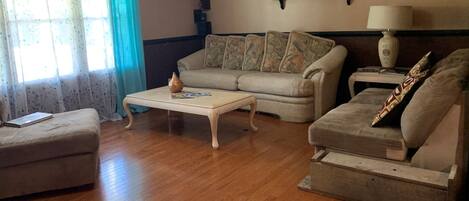 Smart TV, fireplace, DVD player, ping pong