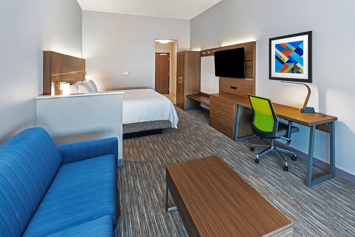 Hypo-allergenic bedding, in-room safe, desk, soundproofing