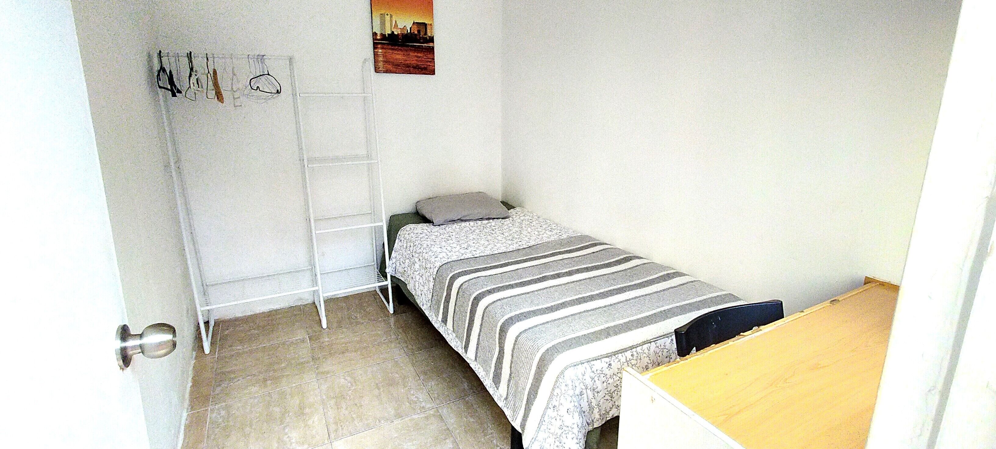 1 soverom, skrivebord, strykejern/-brett og wi-fi (inkludert)