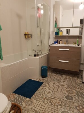 Combined shower/bathtub, hair dryer, towels, soap