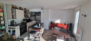 Une cuisine de taille réduite comprenant une cuisinière, un évier et un coin repas.