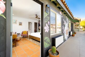 尊荣客房, 1 张特大床 | 高档床上用品、加厚床垫、特色装修、特色家居