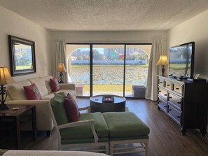 Een smart-tv en een dvd-speler