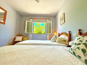 3 habitaciones, escritorio y tabla de planchar con plancha 