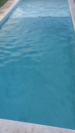 Ein rechteckiger Pool mit klarem, blauem Wasser.