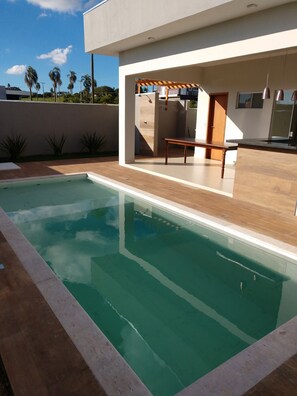 Outdoor pool - House on the dam with gourmet area and pool in Riviera de Santa Cristina II (Itaí)
