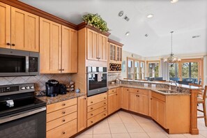 Full-size fridge, microwave, oven, stovetop