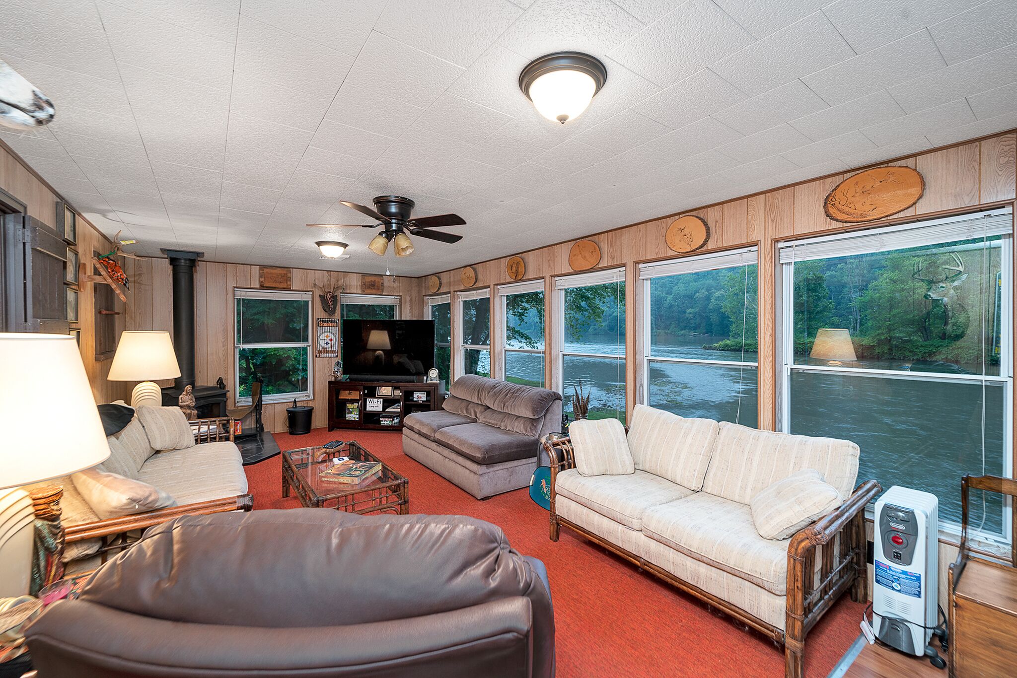 Smart-TV, DVD-Player, Bücher, Stereoanlage